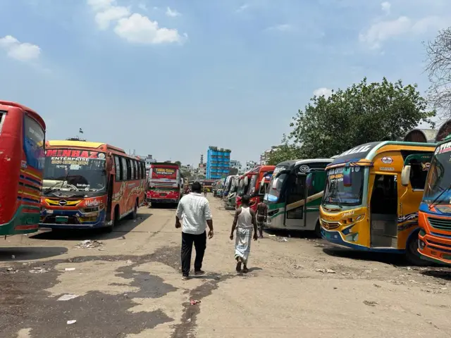 সায়েদাবাস টার্মিনালে জায়গার অপ্রতুলতা রয়েছে বলে বাস মালিকরা দাবি করছেন