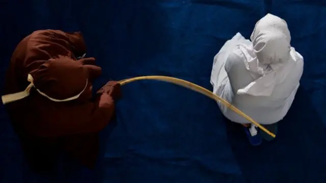 পুরুষের সঙ্গে অনৈতিক মেলা-মেশার কারণে এক নারীকে দোররা মারা হচ্ছে। ইন্দোনেশিয়ার কিছু অঞ্চলে কঠোর শরিয়া আইন চালু আছে।