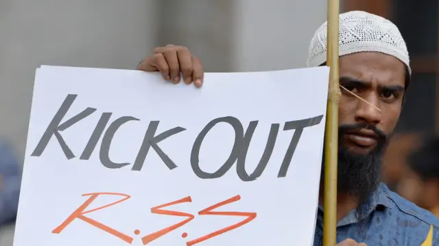 आरएसएसचा विरोध करताना मुस्लिम समुदायातील एक तरुण