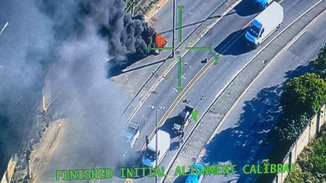 Câmeragloboesporte ao vivosegurança da Polícia Militar do Rio mostra um dos ônibus incendiados na zona oeste da cidade nesta segunda (23/10)