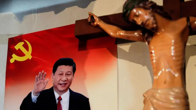 云南迪庆一户西藏罗马天主教徒民宅中的习近平形象宣传海报（左）与一枚钉上了耶稣的十字架（右）（24/12/2018）