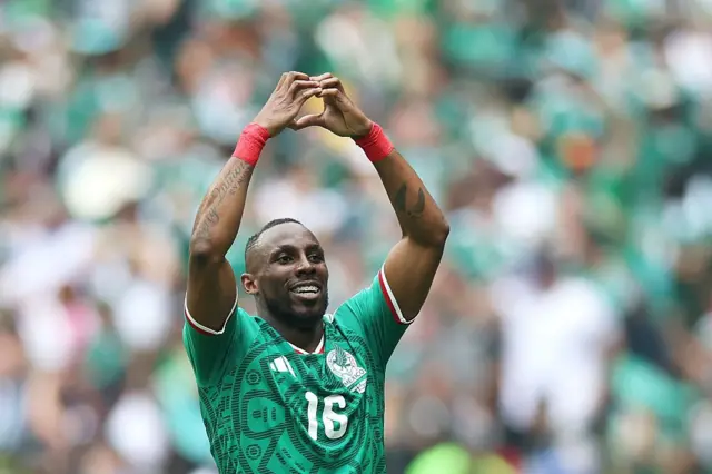 Julian Quinones comemora ao marcar o primeiro gol de sua equipe durante a partida do Grupo A da Copa do Mundo da FIFA 2026 entre México e África do Sul, no Estádio da Cidade do México, em 11 de junho de 2026, na Cidade do México, México