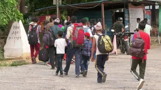 सुदूरपश्चिमका नाकाबाट विदेश जाँदै नेपालीहरू