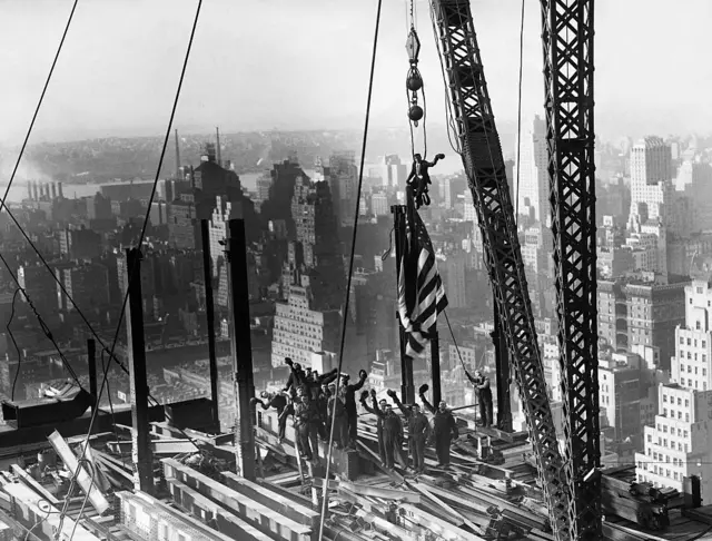 Obreros construyendo un rascacielos en Manhattan.