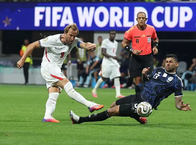 El futbolista inglés Harry Kane y el argentino Cristian Romero disputan un balón en la semifinal del Mundial 2026