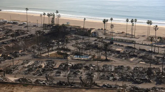 Los Angeles'ta kıyı şeridinde yanmış konutlar