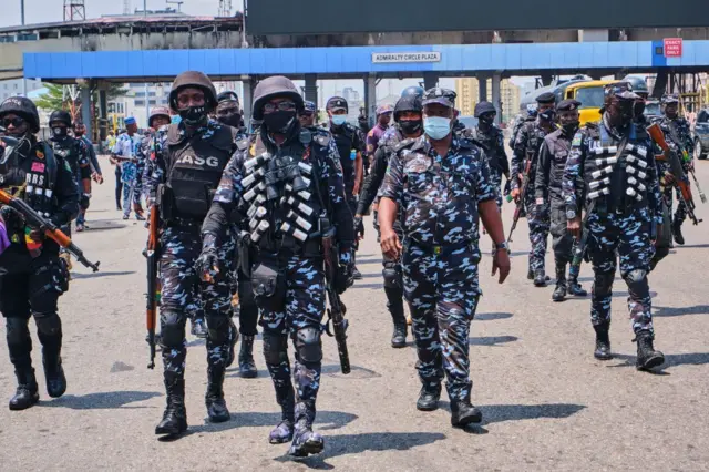 Des policiers au pont Lekki à Lagos le 20 octobre 2020