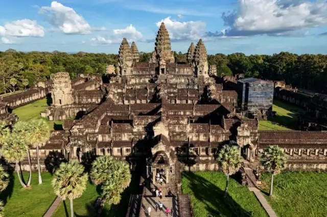 कंबोडियातील अंगकोरवाट मंदिराला खमेर वंश आणि चोल साम्राज्याच्या मैत्रीचं प्रतीक म्हणूनदेखील पाहिलं जातं