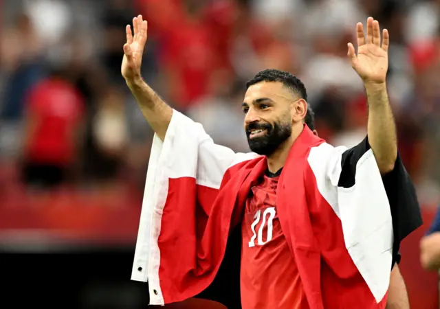 محمد صلاح مع العلم المصري بعد نهاية المباراة