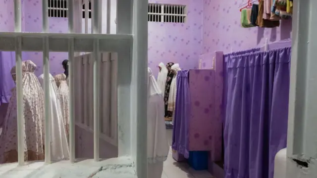 Narapidana muslimah menunaikan salat selama Ramadan di Lembaga Pemasyarakatan Perempuan Kelas IIA di Pekanbaru, Provinsi Riau, Indonesia, pada 18 April 2022. Ramadan, bulan kesembilan dalam kalender Islam, ditandai dengan sebulan puasa, salat, dan pembacaan Al-Quran.