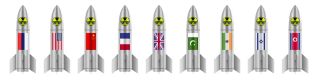 مجموعة من الصواريخ النووية مرسوم عليها أعلام الدول التي تمتلك أسلحة نووية، وعددها تسع دول، وهي الدول المعروفة رسمياً (أو شبه رسمياً) بامتلاك ترسانة نووية.
 الولايات المتحدة - المملكة المتحدة - فرنسا - روسيا - الهند - باكستان - الصين - كوريا الشمالية وإسرائيل (دون اعتراف)
