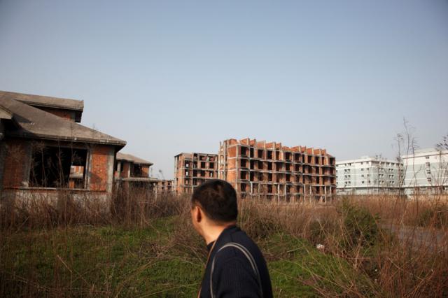 Hình ảnh một khu nhà ở chưa hoàn thiện bỏ hoang gần Thượng Hải