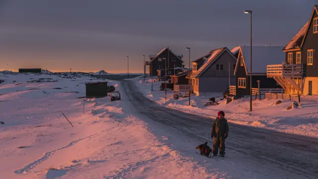  በበረዶ በተሸፈነ መንገድ ላይ የቆመ ሕፃን 