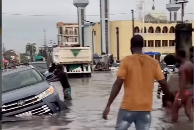 Ọkọ to wa ninu ẹkun omi
