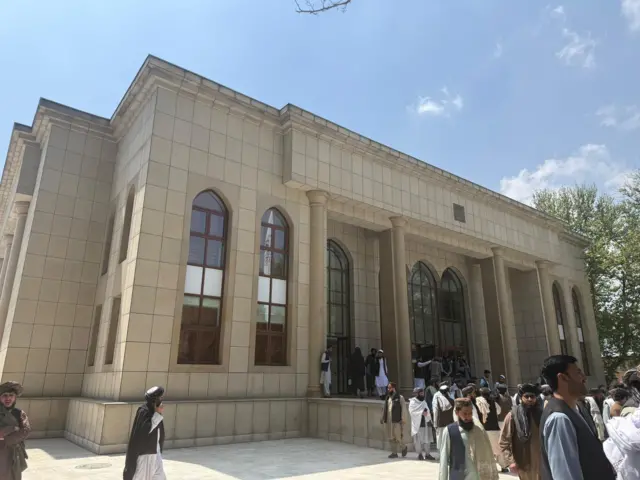 د ارګ جومات مخې ته خلک راټول دي