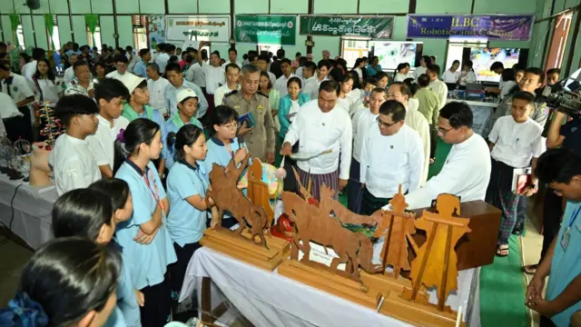 ၂၀၂၄ ခုနှစ် သြဂုတ်လတုန်းက စစ်ကောင်စီကချင်ပြည်နယ်ဝန်ကြီးချုပ် ဦးခက်ထိန်နန်နဲ့ ပုဂ္ဂလိကကျောင်းတည်ထောင်သူတွေနဲ့ တွေ့ဆုံပွဲ