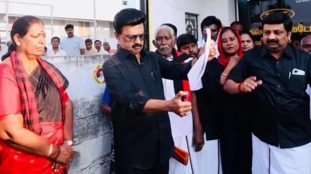 केंद्र सरकारच्या या निर्णयाचा विरोध करण्यासाठी मुख्यमंत्री स्टॅलिन यांनी आपल्या समर्थकांसह काळे कपडेही परिधान केले होते.