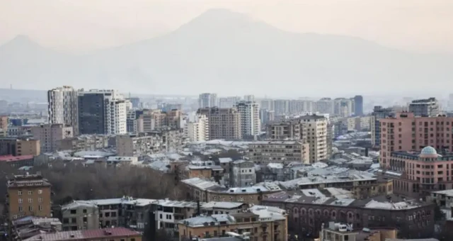 Başkenti Erivan'ın karlar altında görüntüsü. Yüksek binalardan oluşan bir silüet hakim