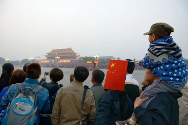 Nhóm du khách cầm cờ Trung Quốc tại Thiên An Môn, Bắc Kinh