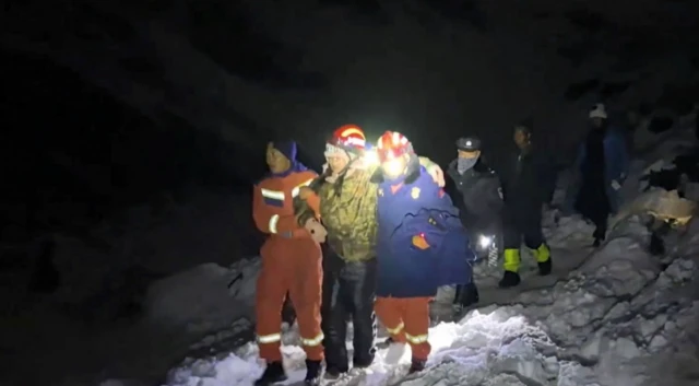 Petugas pemadam kebakaran Tibet menyelamatkan pendaki dari Gunung Everest setelah terjebak badai salju, di Tingri, Daerah Otonomi Tibet, China, dalam tangkapan layar yang diambil dari video yang dirilis pada 6 Oktober 2025.