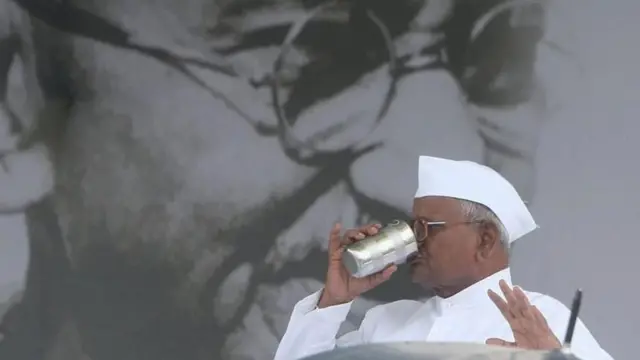 2011 मध्ये अण्णा हजारे यांच्या उपोषणामुळे भ्रष्टाचारविरोधी आंदोलनाला नवीनी चालना मिळाली. काही काळासाठी या आंदोलनाची चर्चा संपूर्ण देशभर मोठ्या प्रमाणात झाली.