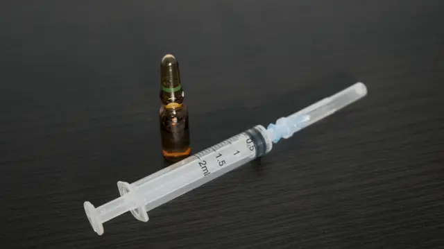 অ্যান্টিভেনম ইনজেকশনের মাধ্যমে দেয়া হয়।