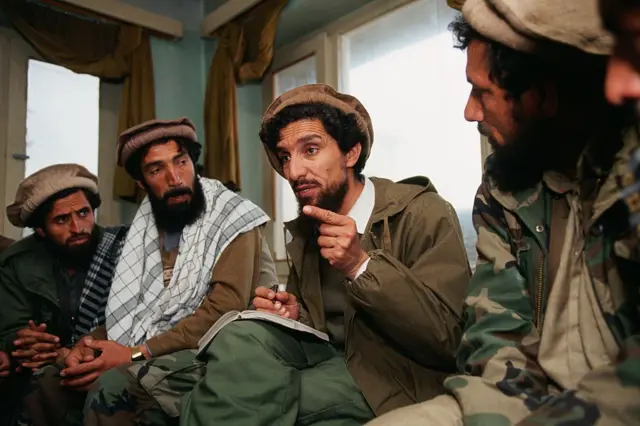 সহকর্মীদের নির্দেশ দিচ্ছেন কমান্ডার মাসুদ