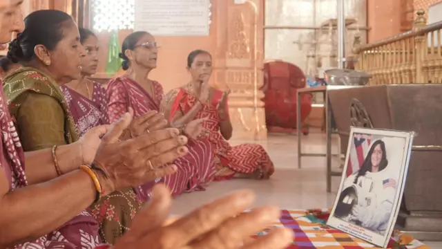 सुनीता विलियम्स की सुरक्षित वापसी के लिए मंदिर में प्रार्थना करती महिलाएं 