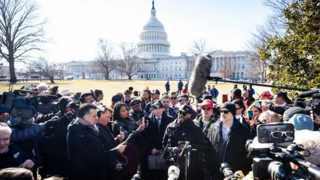 議事堂前に集まったタリオ氏ら