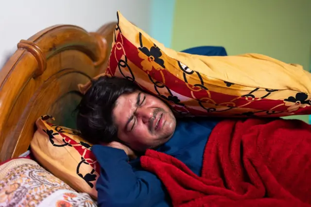 ਕੰਨ ਬੰਦ ਕਰੀ ਸੁੱਤ ਪਿਆ ਵਿਅਕਤੀ