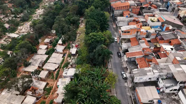 Vista aérea dos barracosboom casinoVeneza Cityboom casinomeio às árvores (à esquerda). Do lado direito, uma fileiraboom casinocasas do mutirão 26boom casinojulho