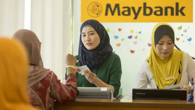 Mulheres de hijab trabalhando em banco