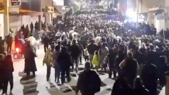 ইরানের একটি রাস্তায় অসংখ্য বিক্ষোভকারীর মিছিল