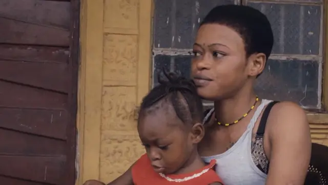 Isata et sa fille, photographiées en 2020, dans des moments plus heureux