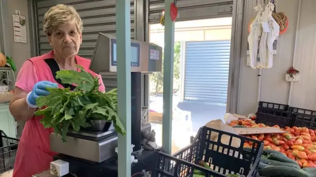 Anna Maria umaze imyaka 40 acuruza imboga avuga ko 'yamureze' kandi 'yariye neza'