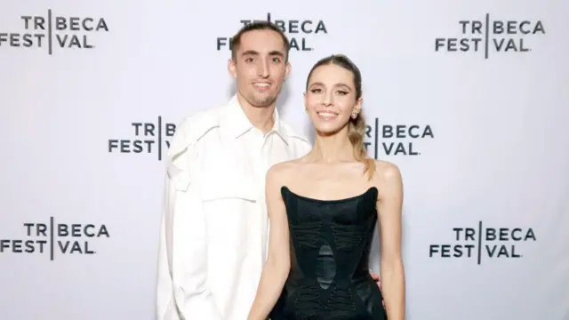 (Слева направо) Иван Биркус и Андгела Николау на премьере фильма Netflix «Скайуокеры: История любви» на кинофестивале Tribeca в кинотеатре AMC Lincoln Square 12 июня 2024 года в Нью-Йорке.