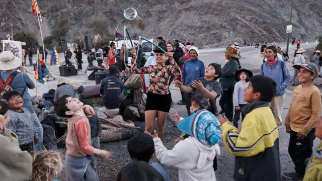 Crianças se divertem durante atividade culturalerfahrungen bwinuma das barreiraserfahrungen bwinprotestoerfahrungen bwinPurmamarca