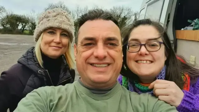 Katie, Lucy e Cenydd 