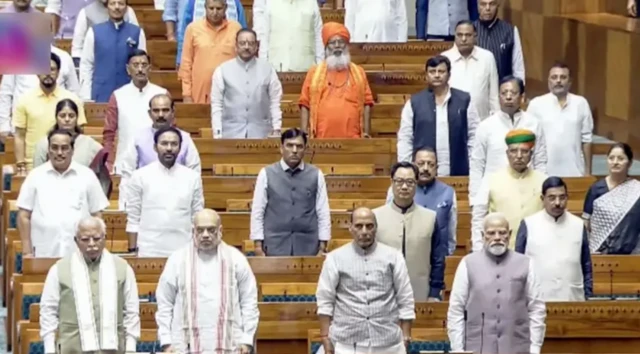 ਸੰਸਦ ਵਿੱਚ ਪ੍ਰਧਾਨ ਮੰਤਰੀ ਮੋਦੀ (ਸੱਜੇ ਤੋਂ), ਰਾਜਨਾਥ ਸਿੰਘ ਅਤੇ ਅਮਿਤ ਸ਼ਾਹ