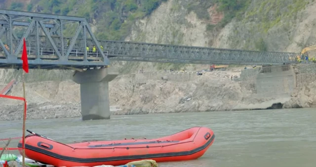 खुर्कोटस्थित सुनकोशी नदिमा जडान गरिएको बेलिब्रिज