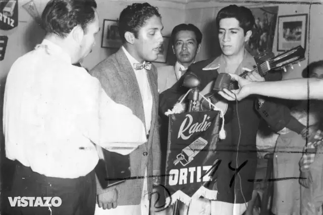 Julio Jaramillo cantando frente a un micrófono