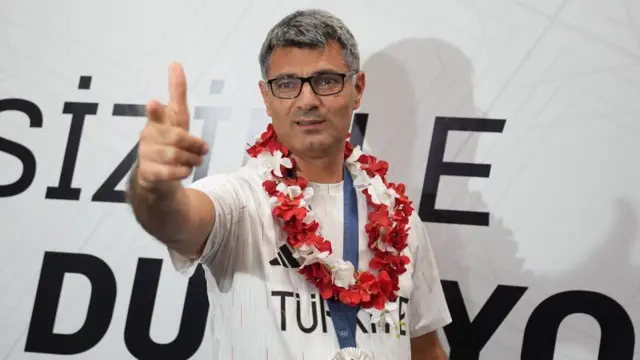 Yusuf Dikeç posando após retornar à Turquia