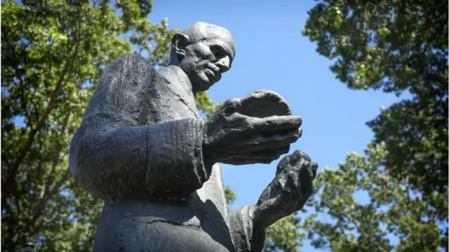 Sanamu ya Tesla katika kituo chake cha zamani cha utafiti katika jimbo la New York