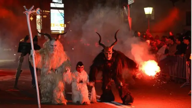 Pessoas fantasiadasjogo ganha pixKrampus na noite que celebra a figura folclóricajogo ganha pixuma cidade no norte da Itália