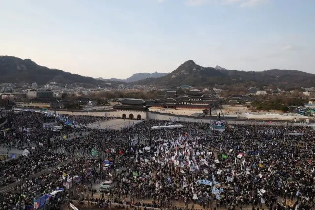 경복궁 앞 광화문 광장을 가득 채운 시위대