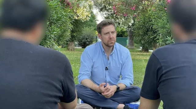 BBC'den Nick Beake Atina'da, tekneden kurtulan iki kişi ile görüştü