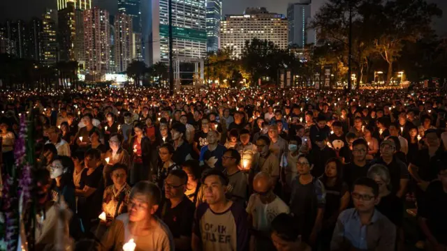 2019年6月4日，香港，民众在维多利亚公园参加烛光晚会，手持蜡烛悼念。