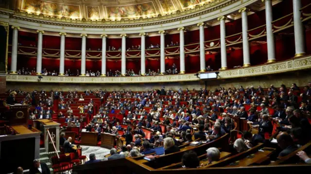 ဒီဇင်ဘာ ၁၆ ရက်က ပြင်သစ်နိုင်ငံ၊ ပါရီမြိို့မှာရှိတဲ့ အမျိုးသားလွှတ်တော်အစည်းအဝေးပွဲမြင်ကွင်း 