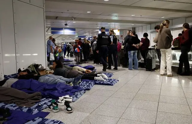 Пасажирам у Мюнхенському аеропорті довелося спати на надувних матрацах через кілька дронів, 4 жовтня 2025 року