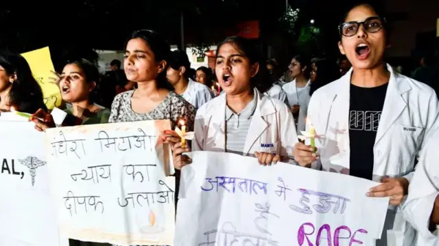 कोलकात्यात डॉक्टरवर बलात्काराच्या घटनेनंतर दिल्लीत डॉक्टरांची निदर्शनं